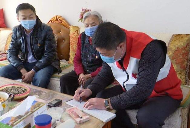 老人捐钱到底该不该收?你怎么看?