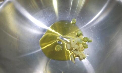 锅中入油加入葱姜 锅中入油加入葱姜