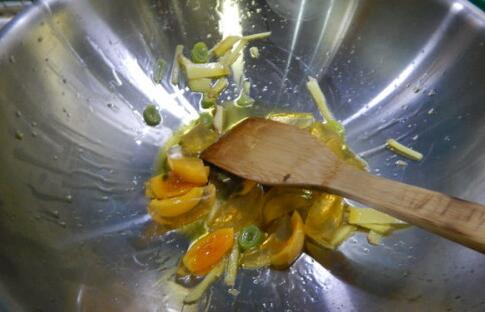 炒香后加入切好的皮蛋 炒香后加入切好的皮蛋