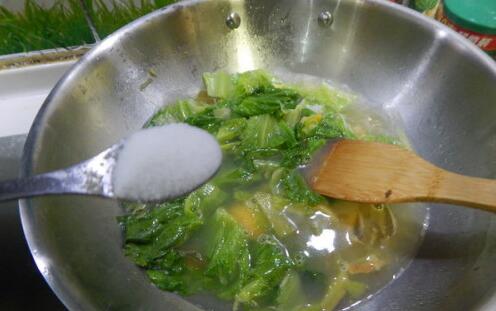 然后加入盐在煮三分钟 然后加入盐在煮三分钟