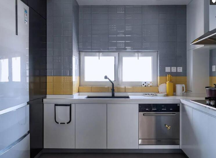 现代三居室厨房吊顶装修效果图:3张