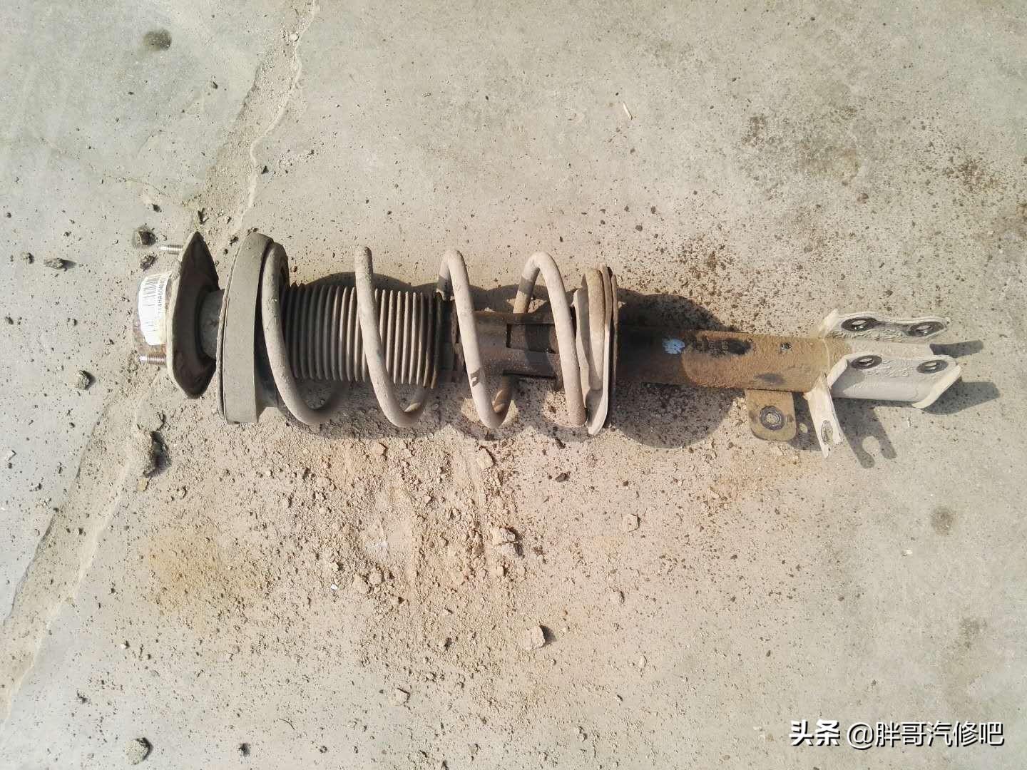 铃木天语顶胶怎么更换(雨燕减震器的更换视频)