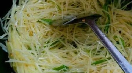 炒土豆丝前,别再用水冲洗了,这么做,土豆丝“响脆”还不粘锅!