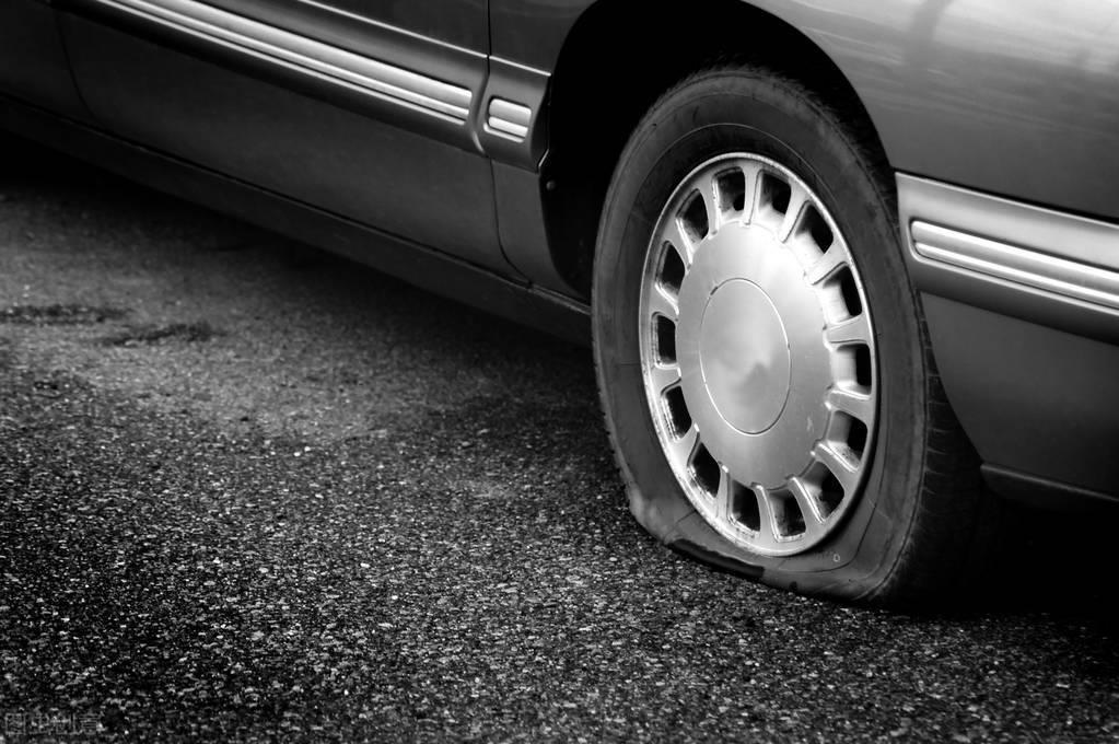 摩托车经常被扎胎怎么办(摩托车外胎扎多深)