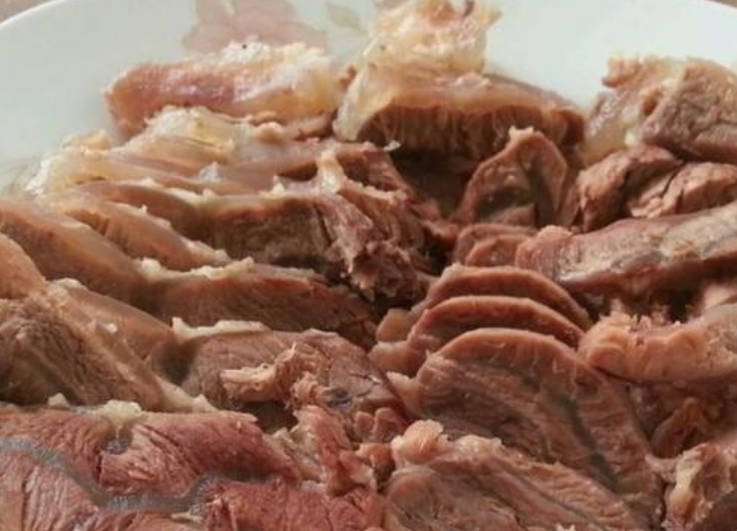 在家里做酱牛肉,牢记这2步,肉不松散,酱香浓郁,不输饭店大厨