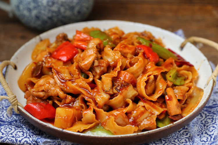 在家做大盘鸡焖面,浓郁入味太过瘾了,老公吃光一大盘居然说不够