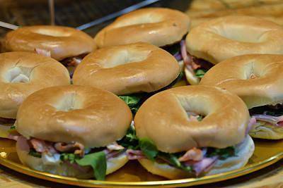 美媒:奶油干酪供应不足,纽约百吉饼行业面临“有史以来最大危机”