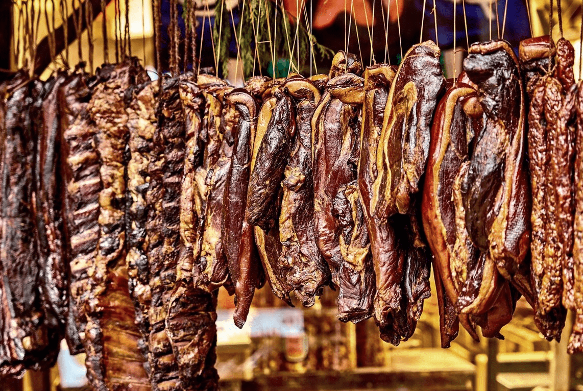 我国哪里的腊肉最好吃?网友:这6个产地很有名,越吃越香还不腻