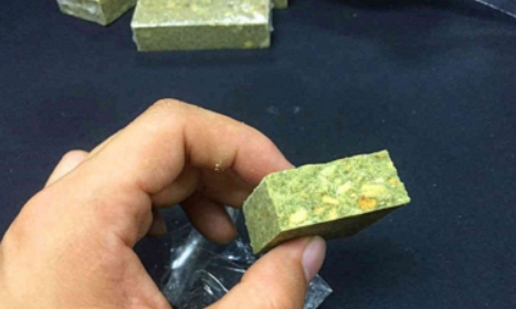 压缩饼干一吃就饱了?用水煮开后,知道了其中的秘密!