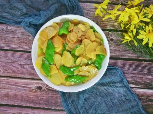 家常菜青椒土豆片的做法,做法简单,吃起来营养美味