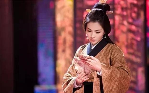 安阳发掘妇好墓,出土五步蛇图案青铜器,专家:商代五步蛇长这样