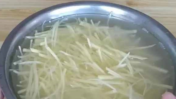 炒土豆丝时,别再直接焯水了,加上这一步,土豆丝才会爽脆还入味