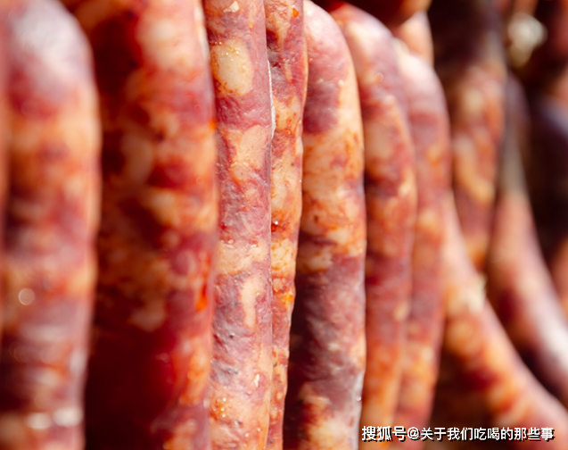 做川味腊味,牢记1盐1油2白3粉,灌好后多做1步,又香又嫩不变质