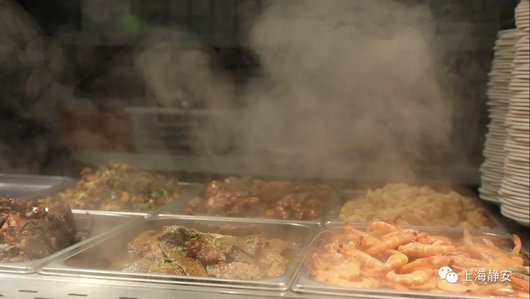 热腾腾!在这里上班,中午可以吃锅仔、炖菜、大馄饨、小炒肉...