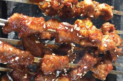 自烤羊肉串很简单,烧烤小白也能晋升“烤串大师”,烤出外焦里嫩