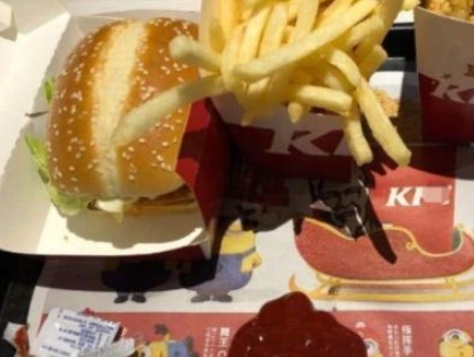 吃薯条,别再把番茄酱倒餐巾纸上,盒子上有个小机关,实用又方便