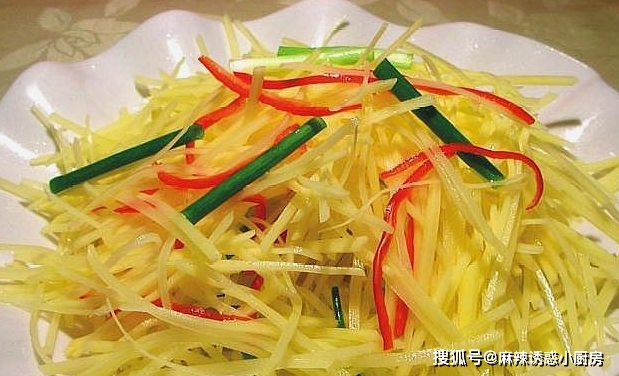 炒土豆丝，浸泡时加入这“两味”，土豆丝清脆爽口，不粘锅不发黑