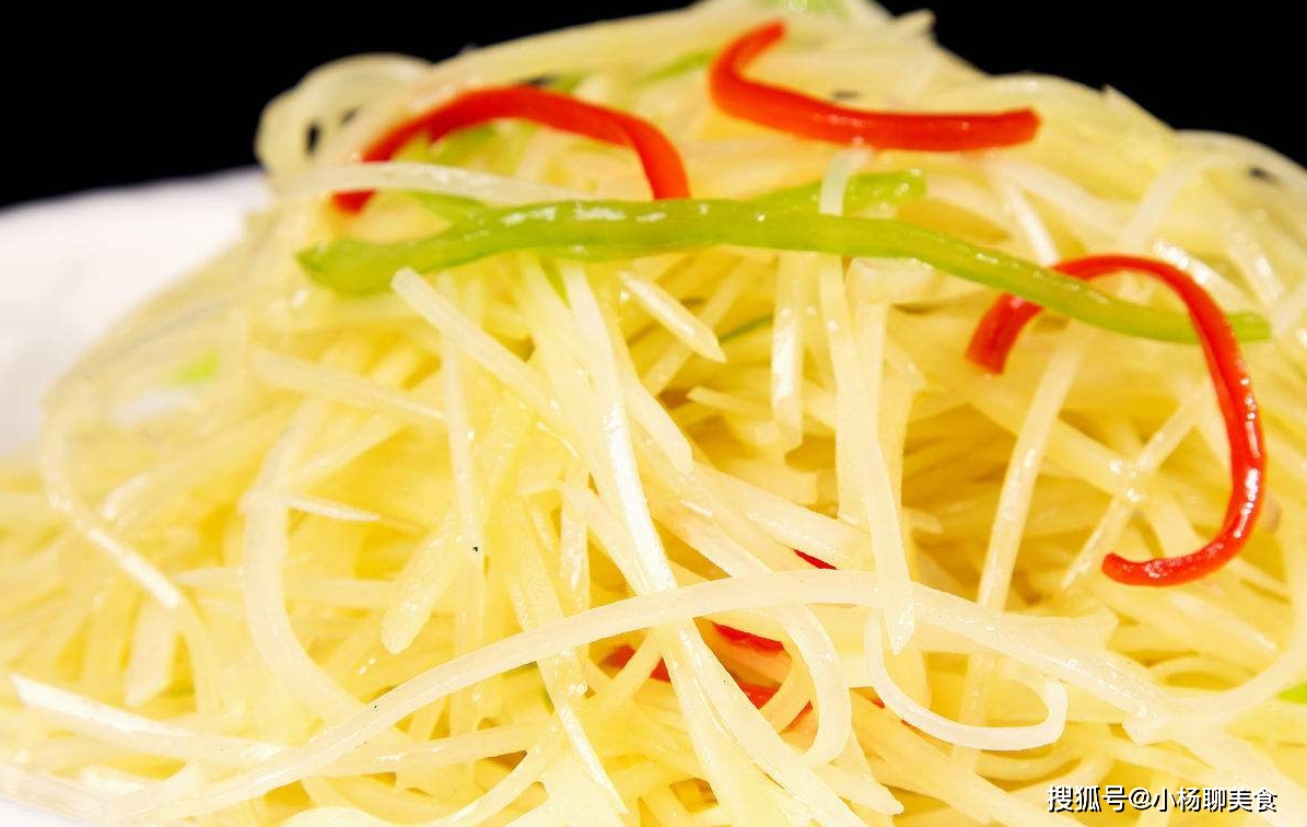 炒土豆丝时，直接下锅炒就错了，记得多加一步，土豆丝更爽脆可口