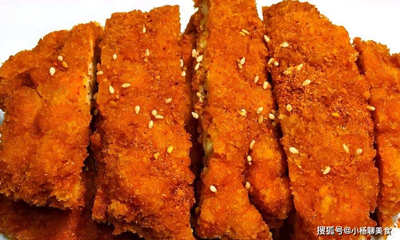 炸鸡排时，不要直接下锅炸，多加一步，鸡排入味，吃起来更有滋味
