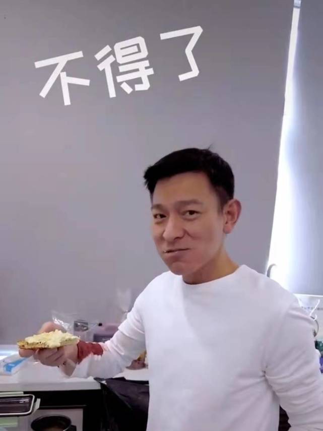刘德华罕见教煮菜,公开“鸡蛋沙律三明治”食谱,引爆粉丝围观